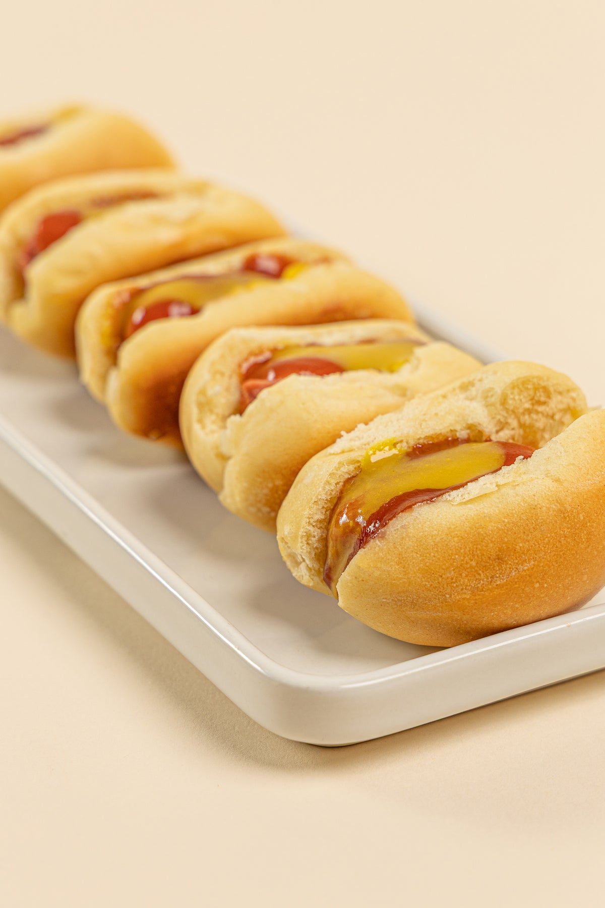 Bandeja de mini hotdogs