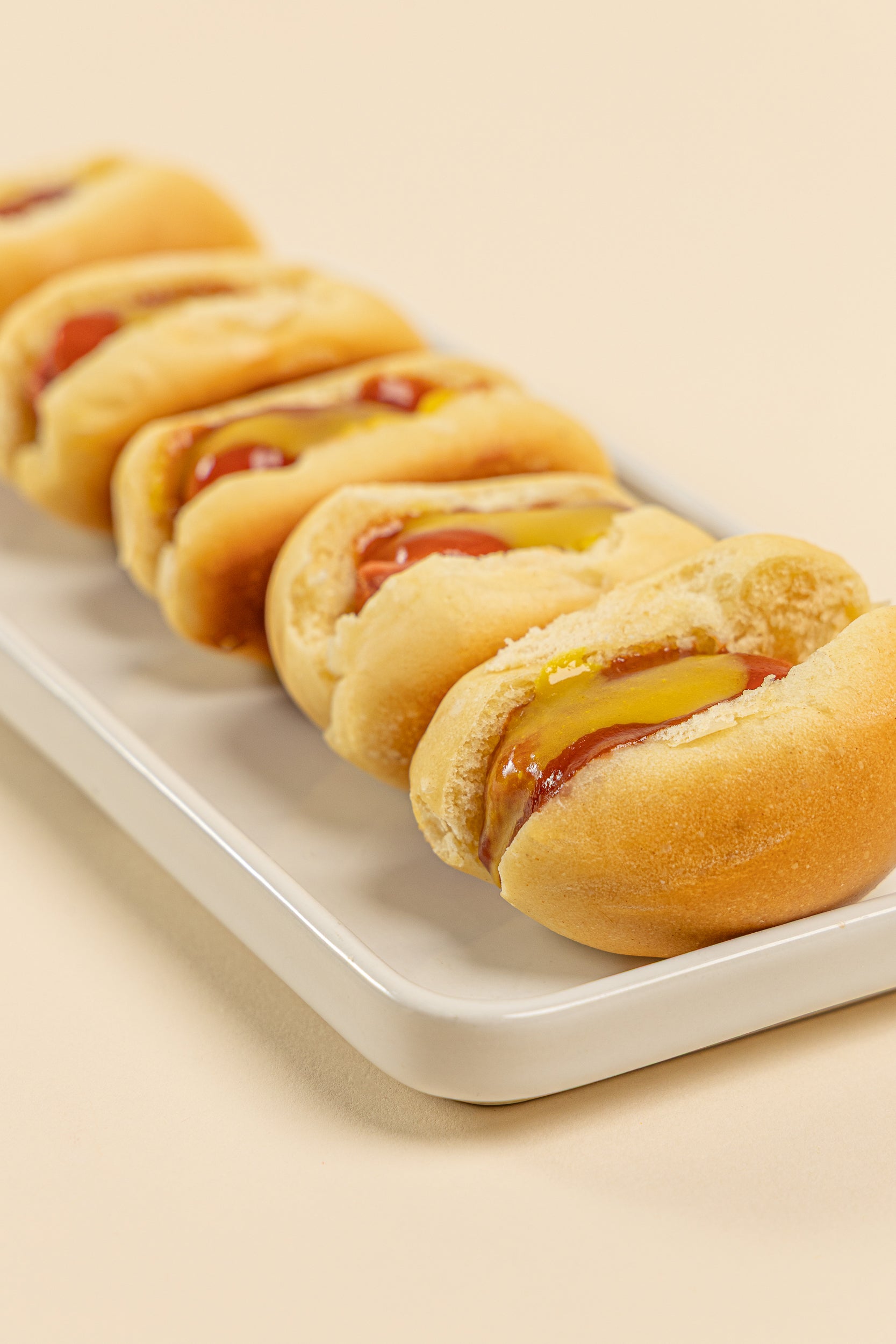 Bandeja de mini hotdogs