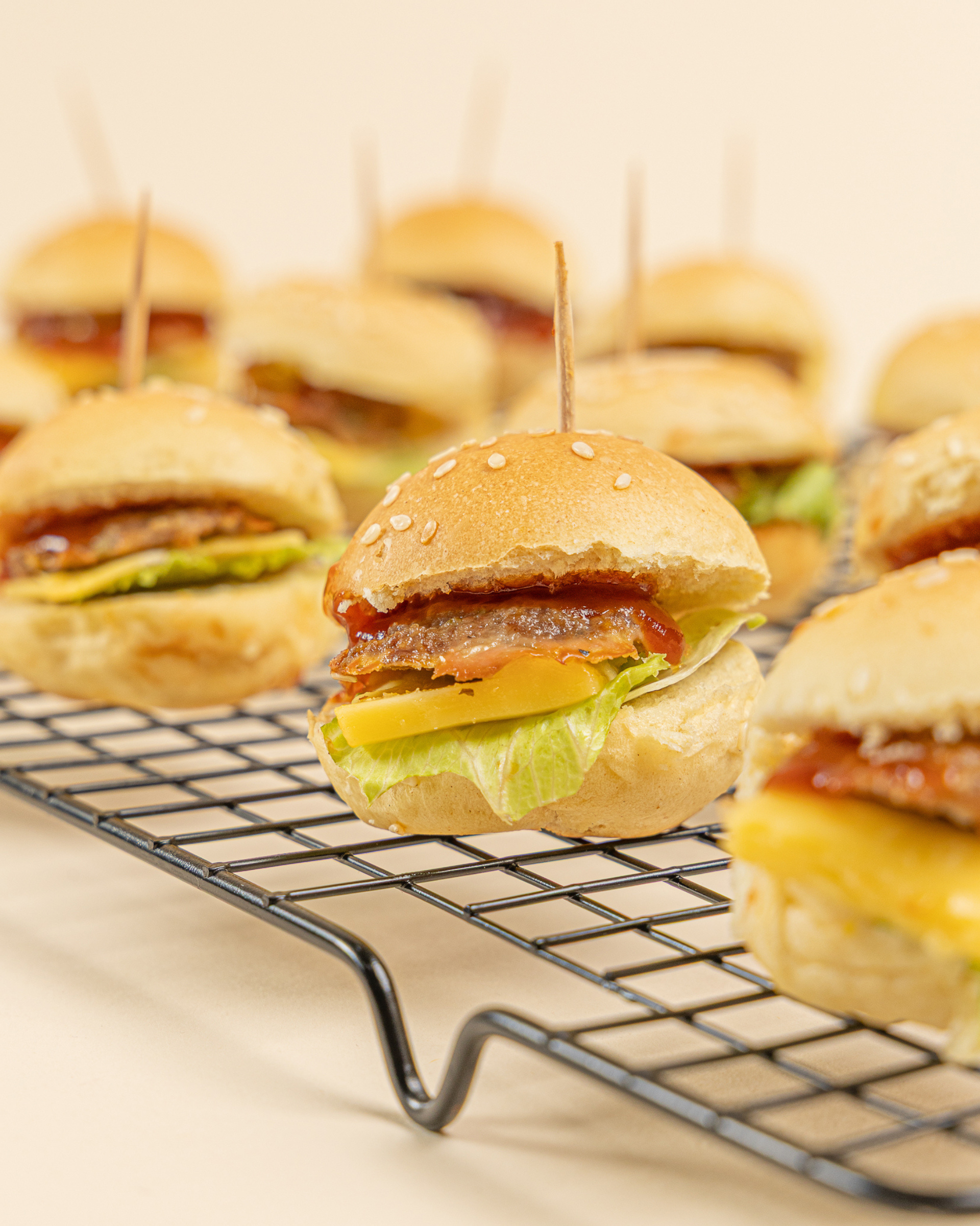 Bandeja de mini hamburguesas